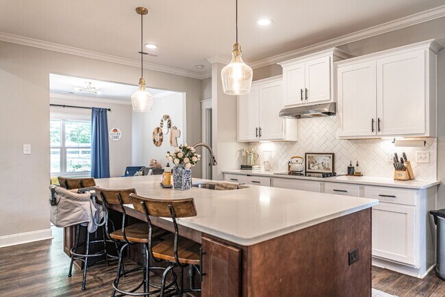 Building Photo - 156 Lakeview Dr