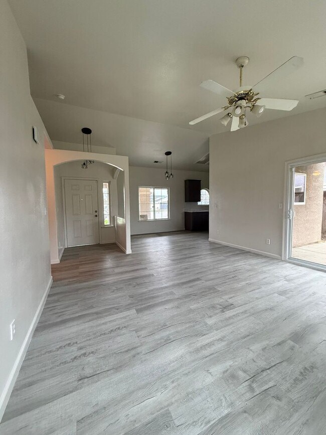 Building Photo - Beautiful 4 bedroom 2 bath home