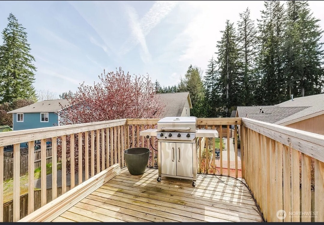 Deck off living room - 106 Goldenrod St