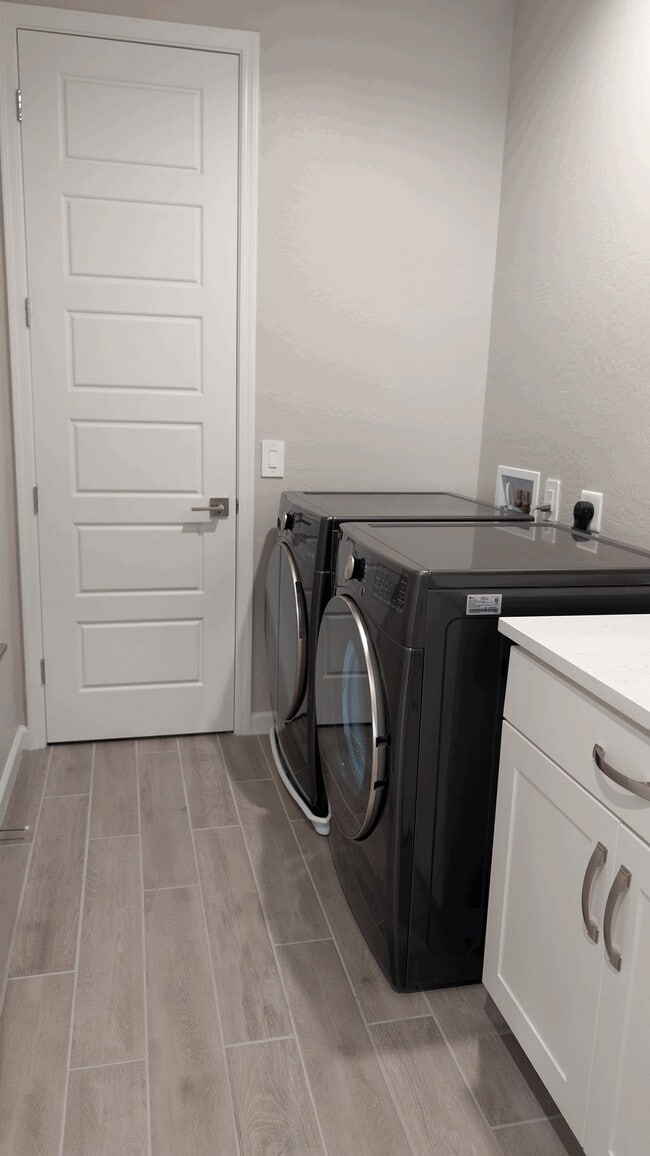 Building Photo - 4854 E Shady Glen Ave