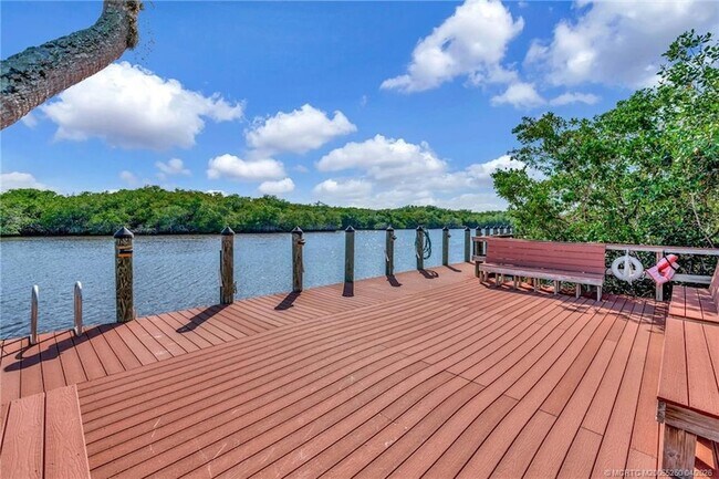 Building Photo - 511 SW South River Dr