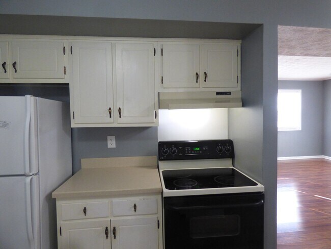 Building Photo - COMING SOON! Beautiful All Electric Townhome! Converted Garage, W/D, Small Pets Ok!