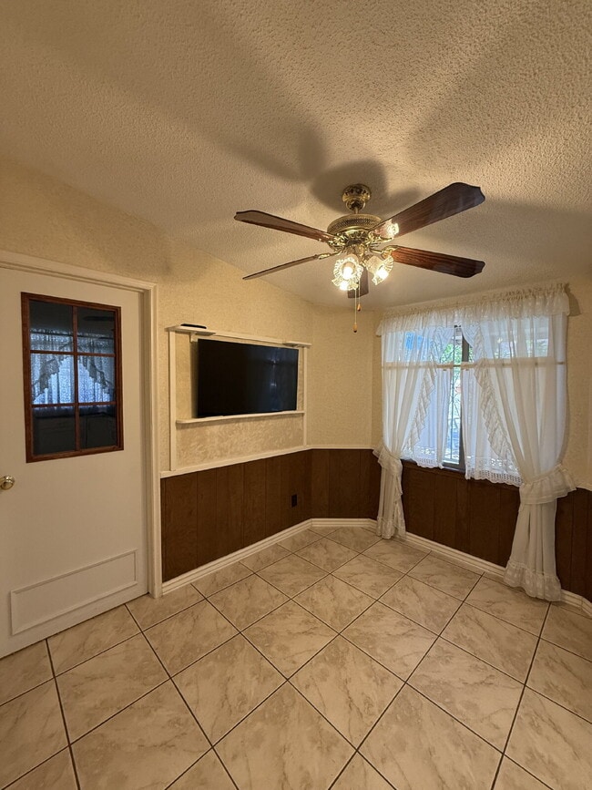 Building Photo - 10449 Chinaberry Dr