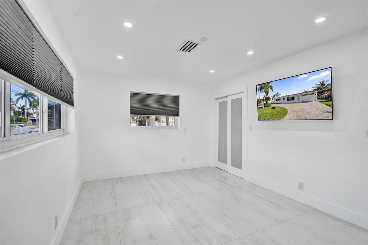 Building Photo - 1960 SE 5th Ct