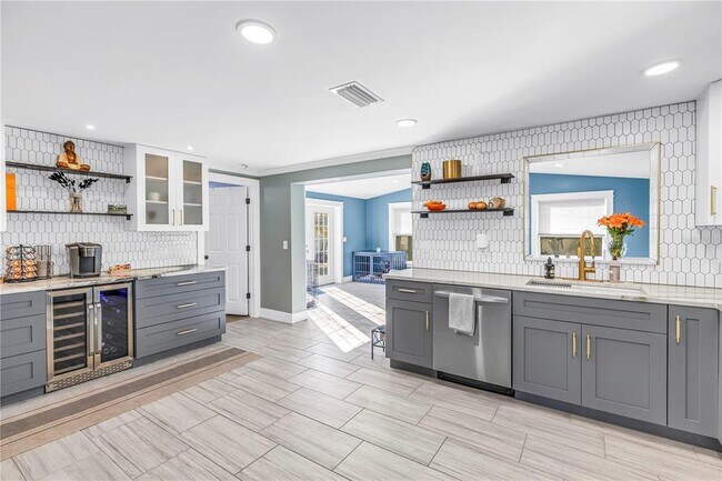 Building Photo - 354 74th Ave NE