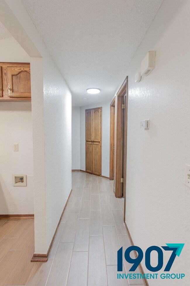 Building Photo - 2102 Briarcliff Dr