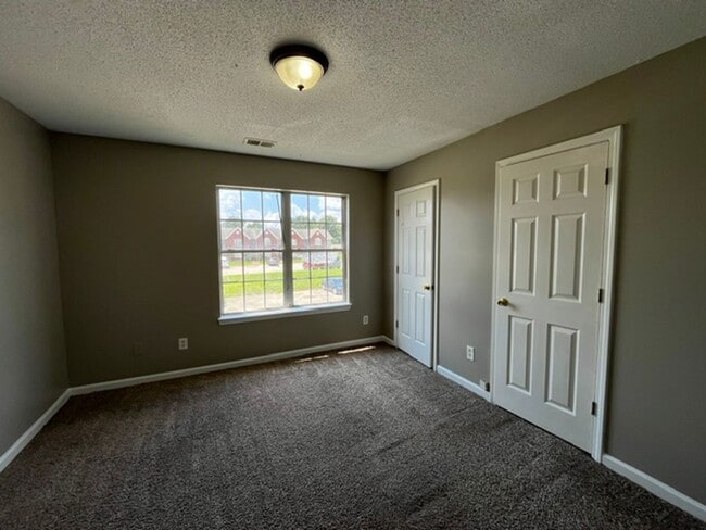 Building Photo - Renovated 3 Bedroom 3 Bath Townhome for Rent!