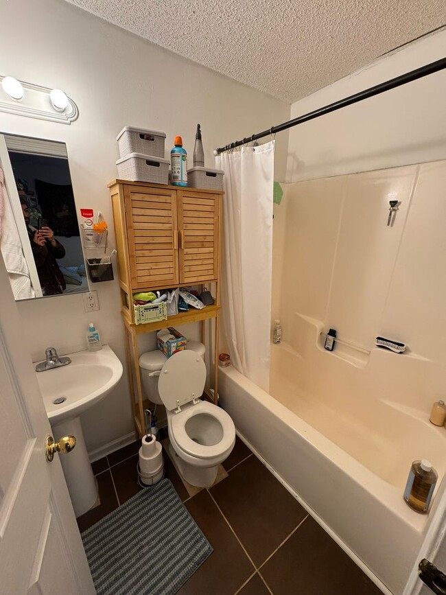 Building Photo - Charming 3 bed/2bath Cottage!