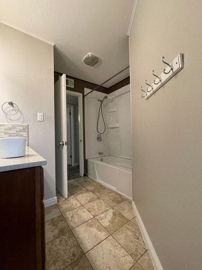 Building Photo - 4014 E Fedora Ave