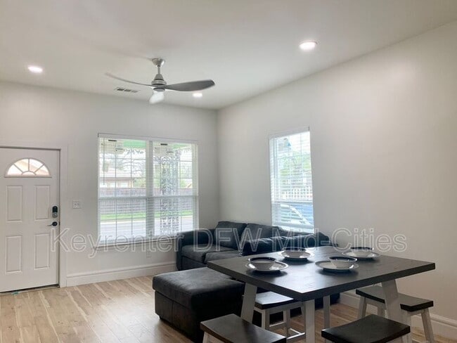 Building Photo - 1512 W Twelfth St