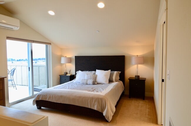 Building Photo - 3 Bedroom 2.5 Bath Queen Anne Townhome