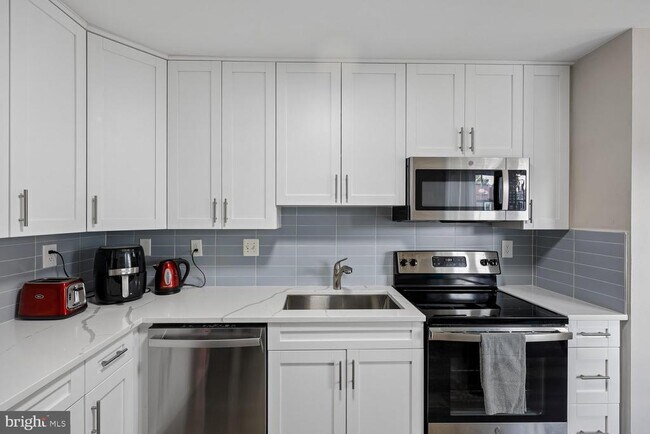 Building Photo - 2107 Fort Davis St SE