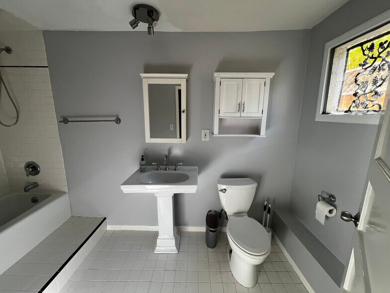 Building Photo - 3450 Effie St