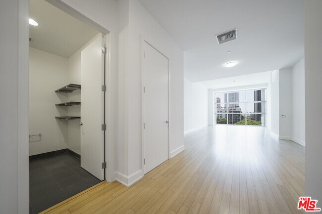 Building Photo - 3223 W 6th St