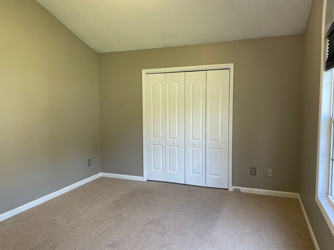 Building Photo - 3-4 Bed with 2 full baths and 2 car garage...