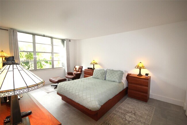 Building Photo - 5161 Collins Ave