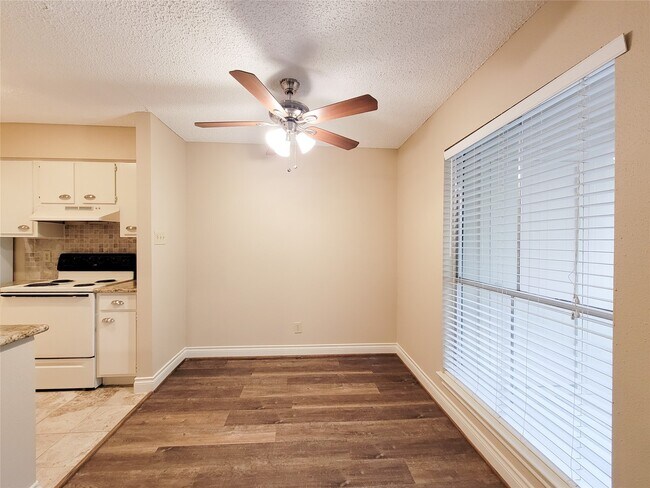Building Photo - 700 Thicket Ln