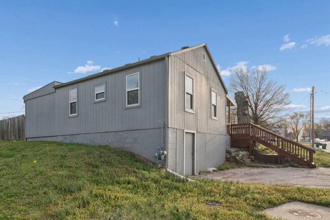 Building Photo - This cozy residence features a bright living space and well-appointed kitchen.  1st month is FREE...