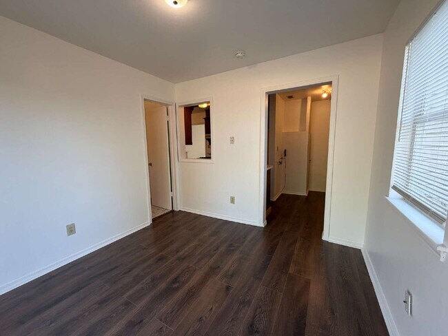 Building Photo - 2111 Pearson Dr
