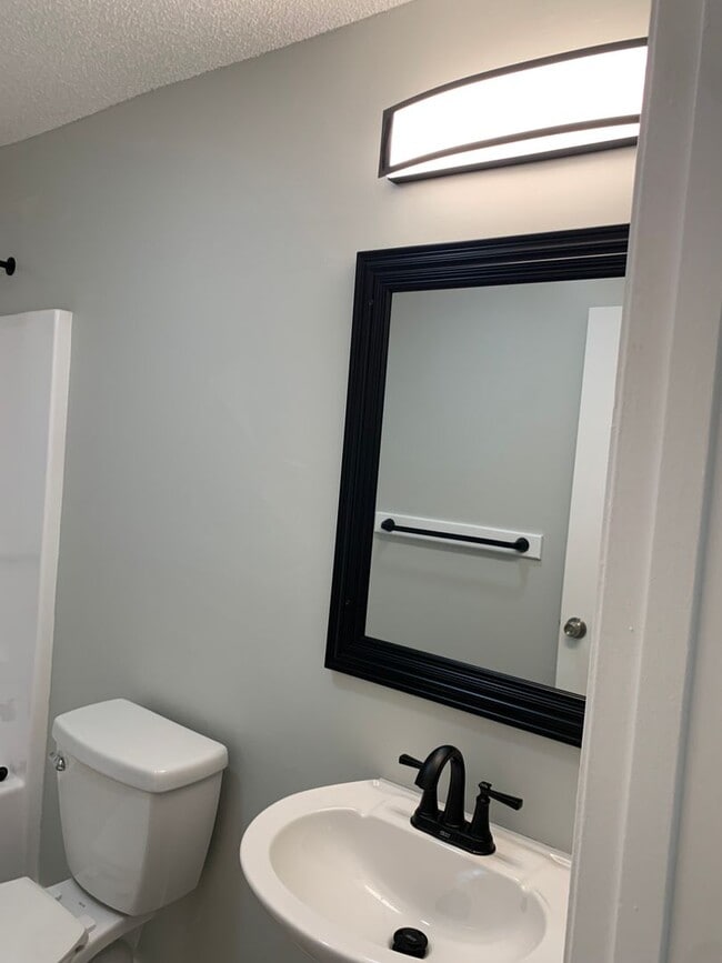 Building Photo - Vero Beach 2 Bedroom 1 Bath