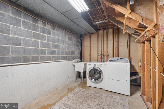 Building Photo - 8109 Broadview Dr