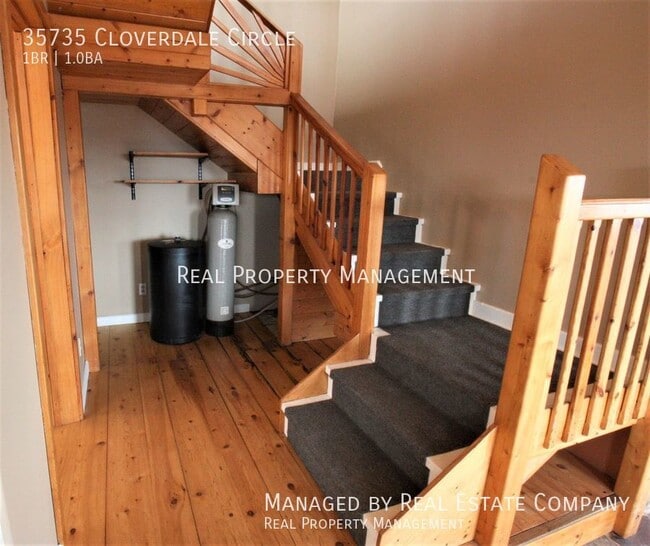 Building Photo - 35735 Cloverdale Cir