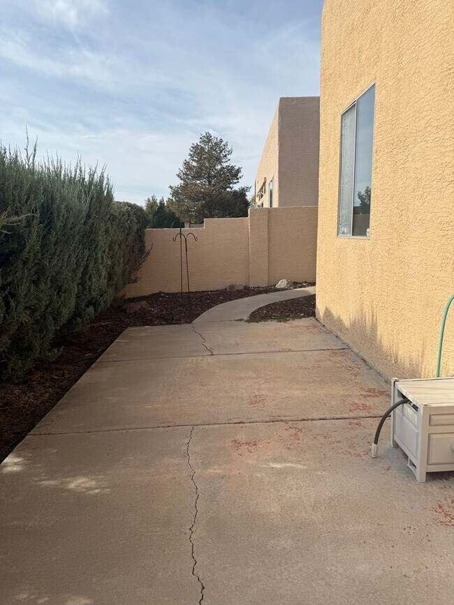 Building Photo - 2828 Monument Dr NW