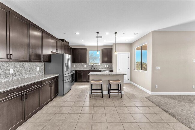 Building Photo - 4-Bedroom Tuscany Townhome with Strip & Golf Course Views
