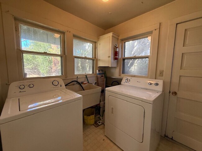 Building Photo - Updated ground floor unit in vintage duple...