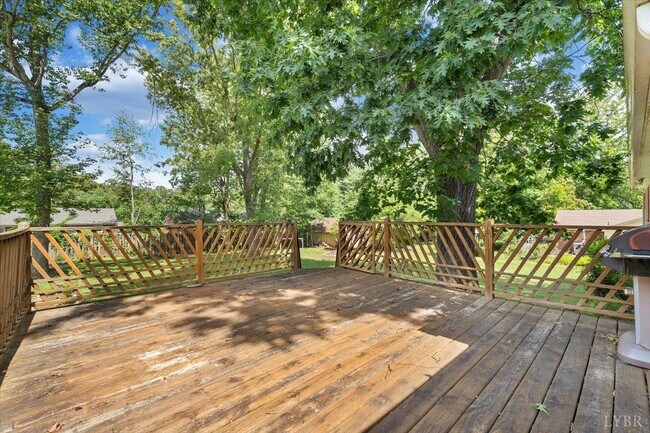 Building Photo - 405 Oakland Cir
