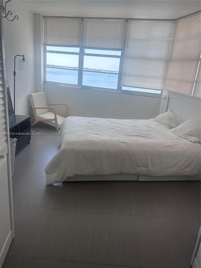 Building Photo - 801 Brickell Bay Dr