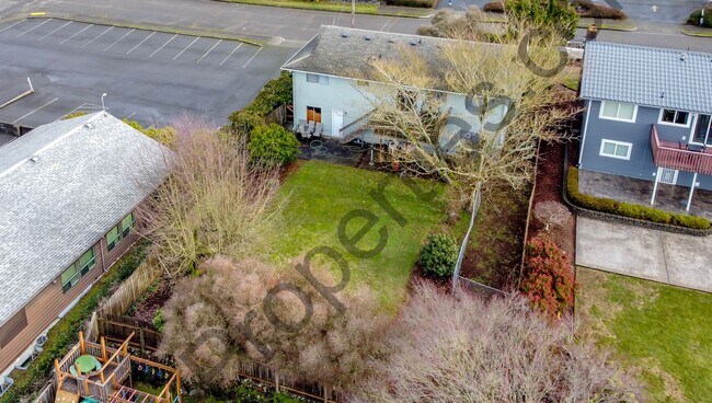 Building Photo - 4 bedroom 2.5 bathroom Home