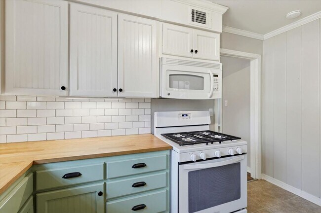 Building Photo - 2 Bedroom 2 Bath located in Northeast Jackson