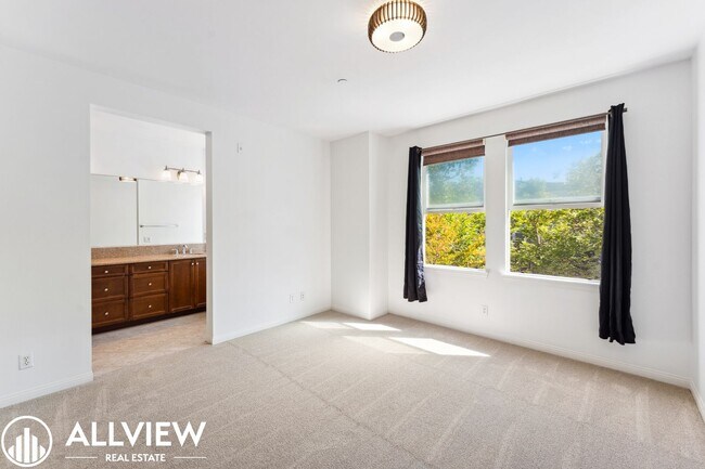 Building Photo - Modern 2 Bed, 2.5 Bath Townhome Available in Aliso Viejo!