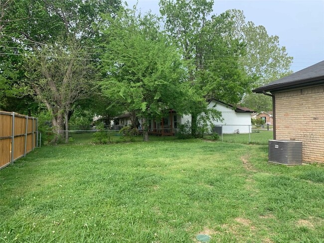 Building Photo - 901 Downing St