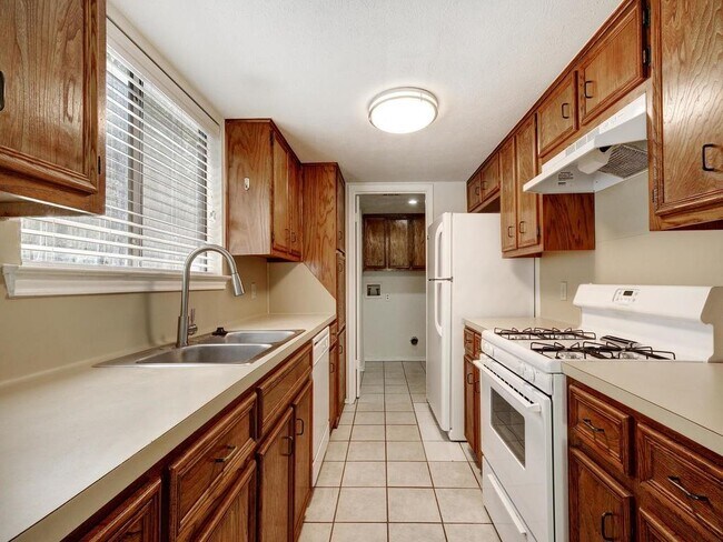 Building Photo - 6521 Hart Ln