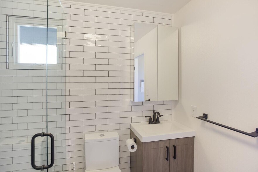 Building Photo - Light-filled Cole Victorian home near RiNo & parks