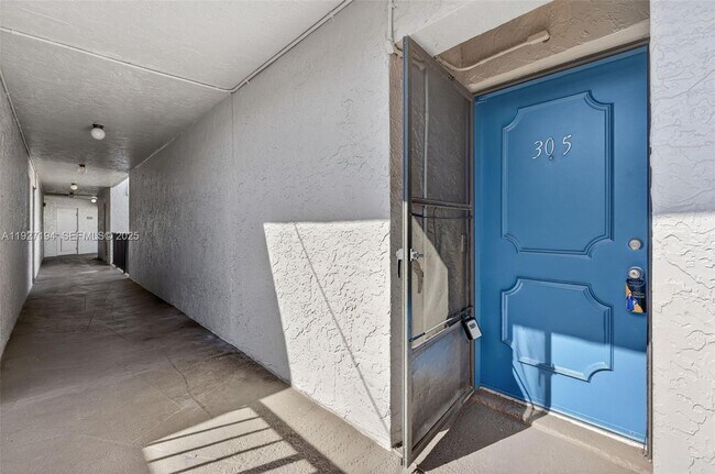 Building Photo - 3100 Riverside Dr