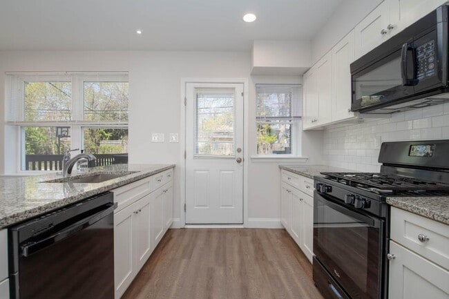 Building Photo - 806 Benninghaus Rd