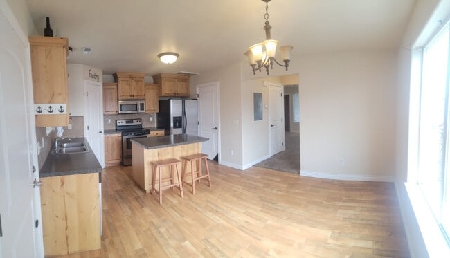 Building Photo - 550 Sunflower Rd