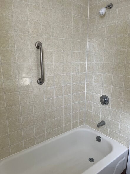 Tiled shower - 25 Plunkett St