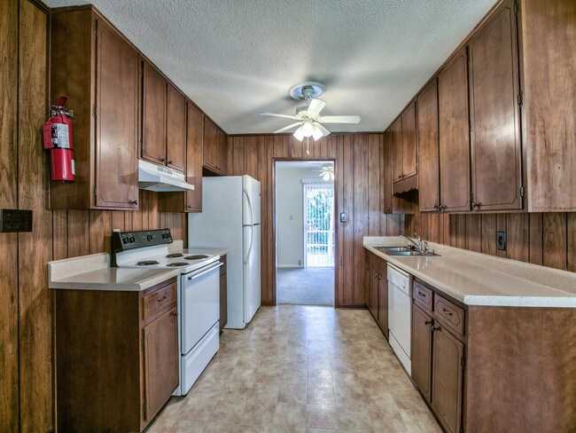 Building Photo - 2308 Vincent Dr