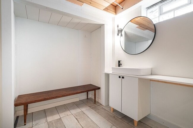 Building Photo - 343 E Royal Forest Blvd