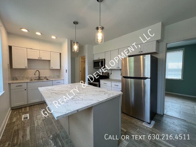 Building Photo - ***RIVERSIDE 1ST FLOOR UNIT / 2 BDRM - 1 B...