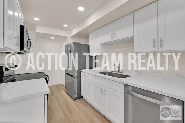 Building Photo - Remodeled Townhome in Cottonwood Heights!