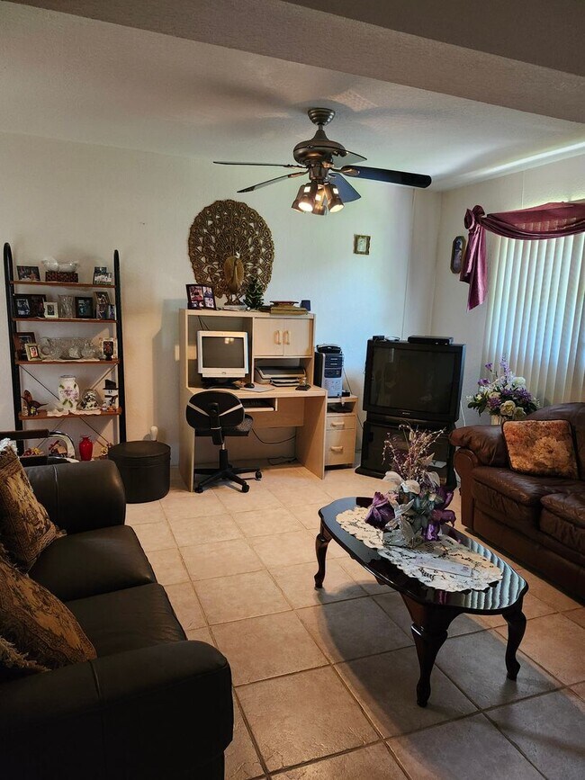Building Photo - VERY NICE PORT CHARLOTTE HOME FOR ANNUAL RENT!