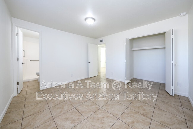 Building Photo - 4020 S Silver Beech Ave