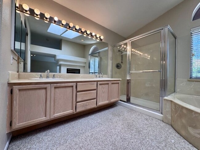 Building Photo - Spacious 4 Bedroom Home with Expansive Bac...