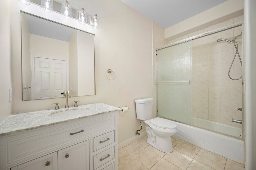 Building Photo - 415 E Dryden St