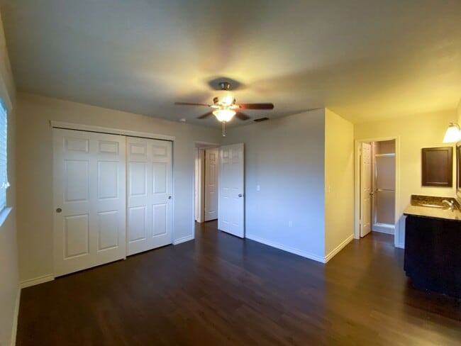 Building Photo - Adorable house on Large LOT 3 Bedroom 2 ba...